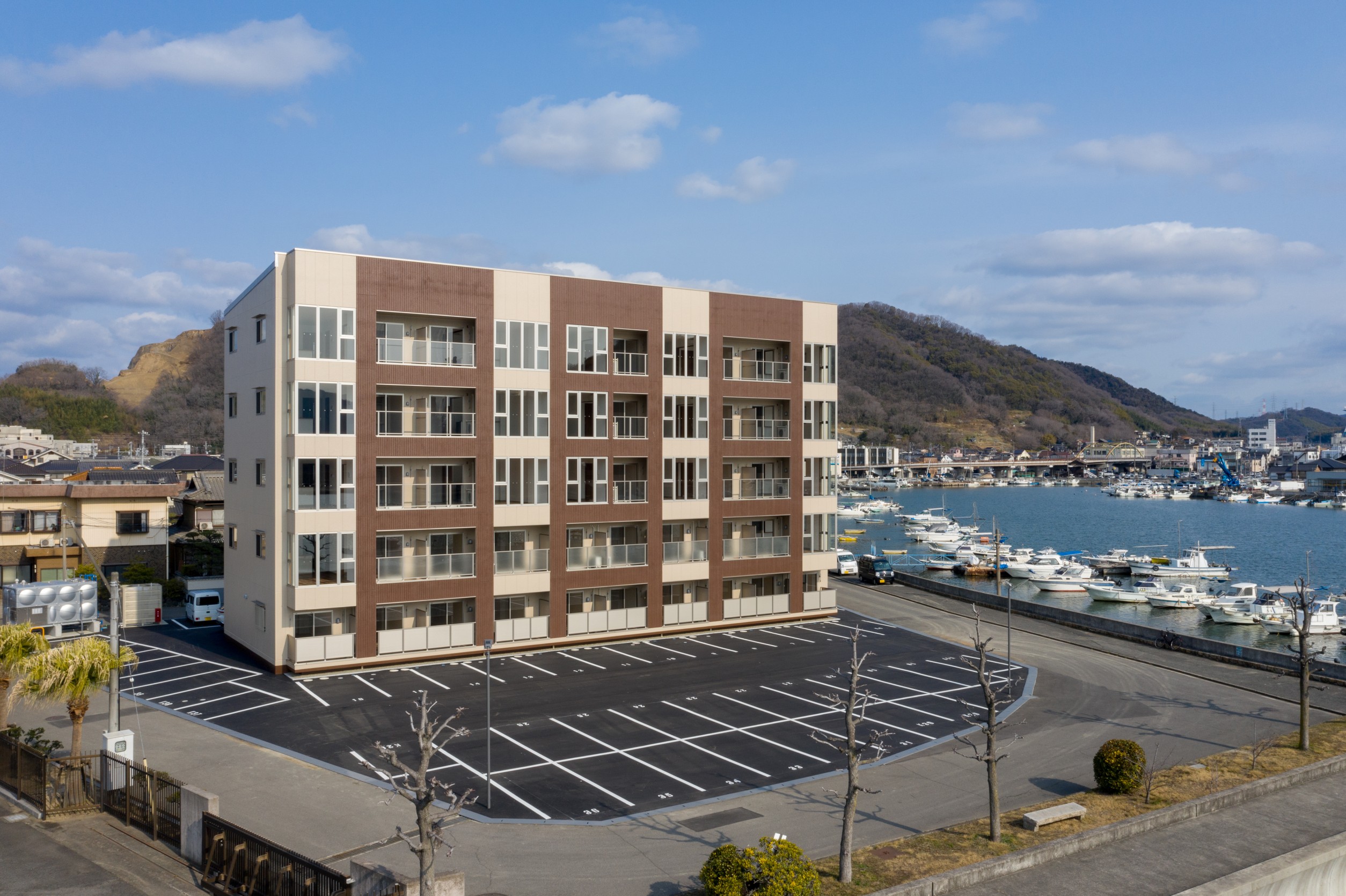 広大な海を一望できる、一面ガラス張りの開放的で明るいマンション