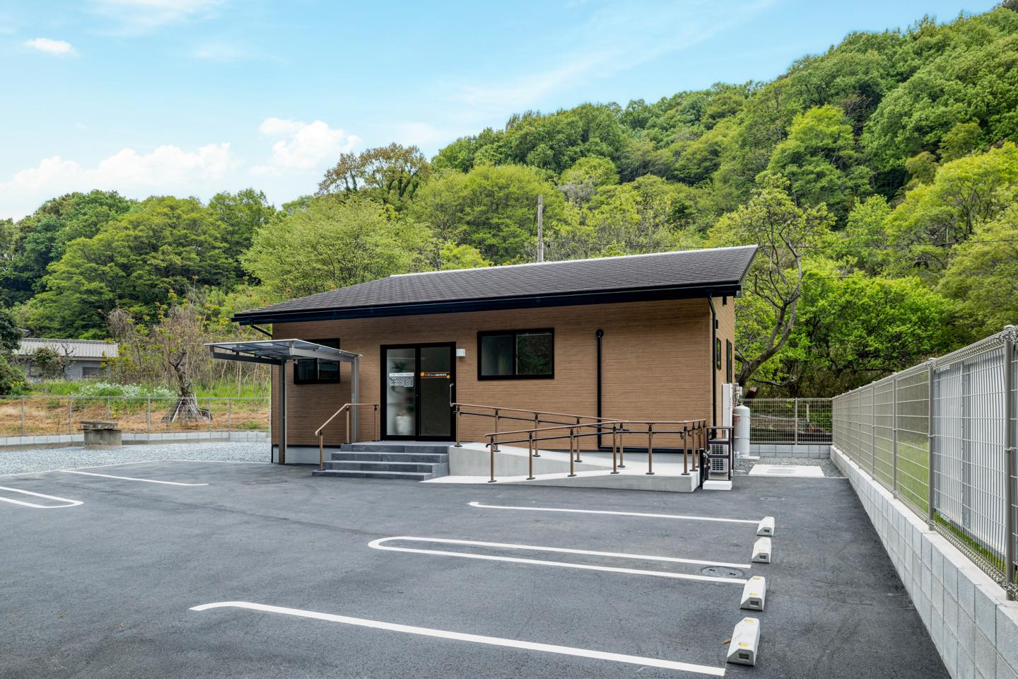 木の温もりと白を基調に、心身を癒すゆとり設計の接骨院