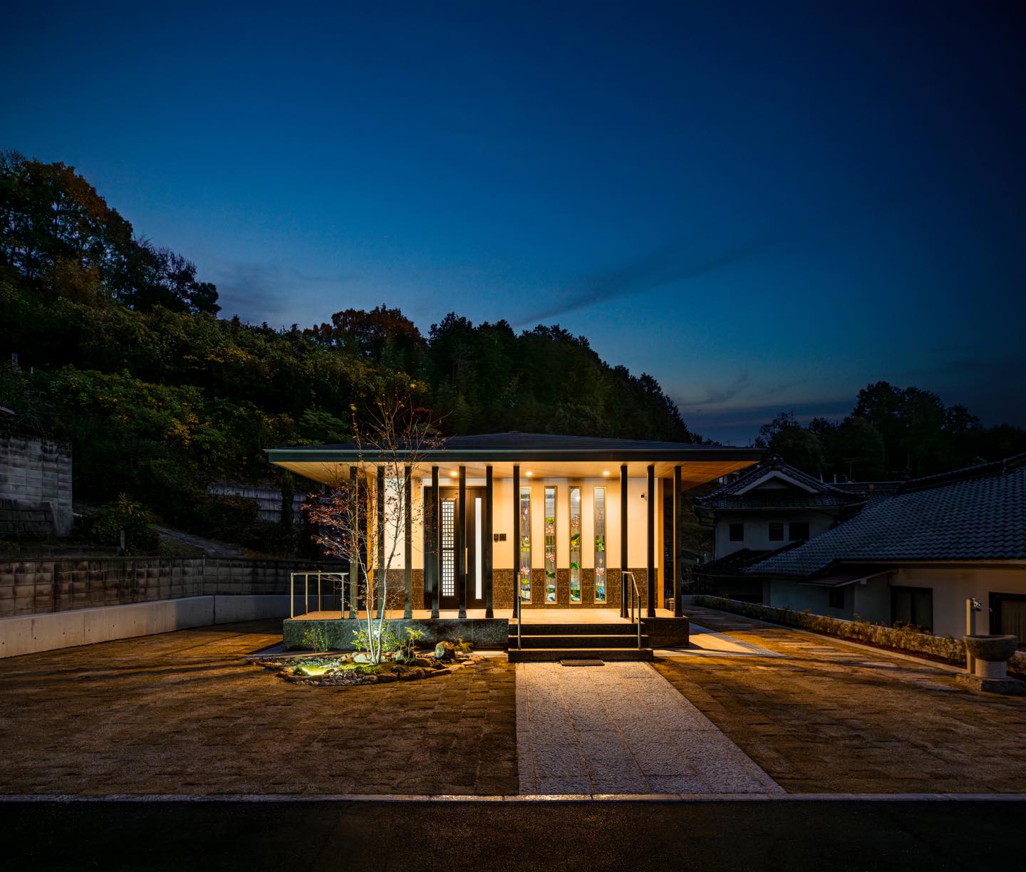 光を纏うステンドグラスの納骨空間